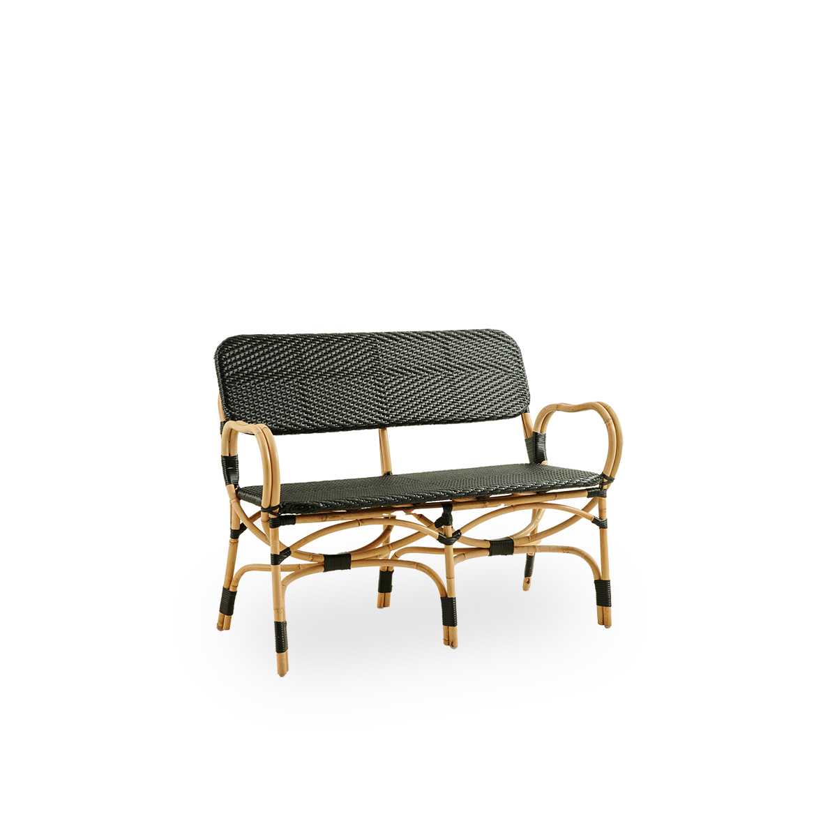 Vista lateral del banco Bistro en tejido ArtFibre negro con diseño elegante. Estructura de ratán con asiento tejido en ArtFibre. La estructura curva de ratán bajo el asiento se extiende hasta formar los reposabrazos.
