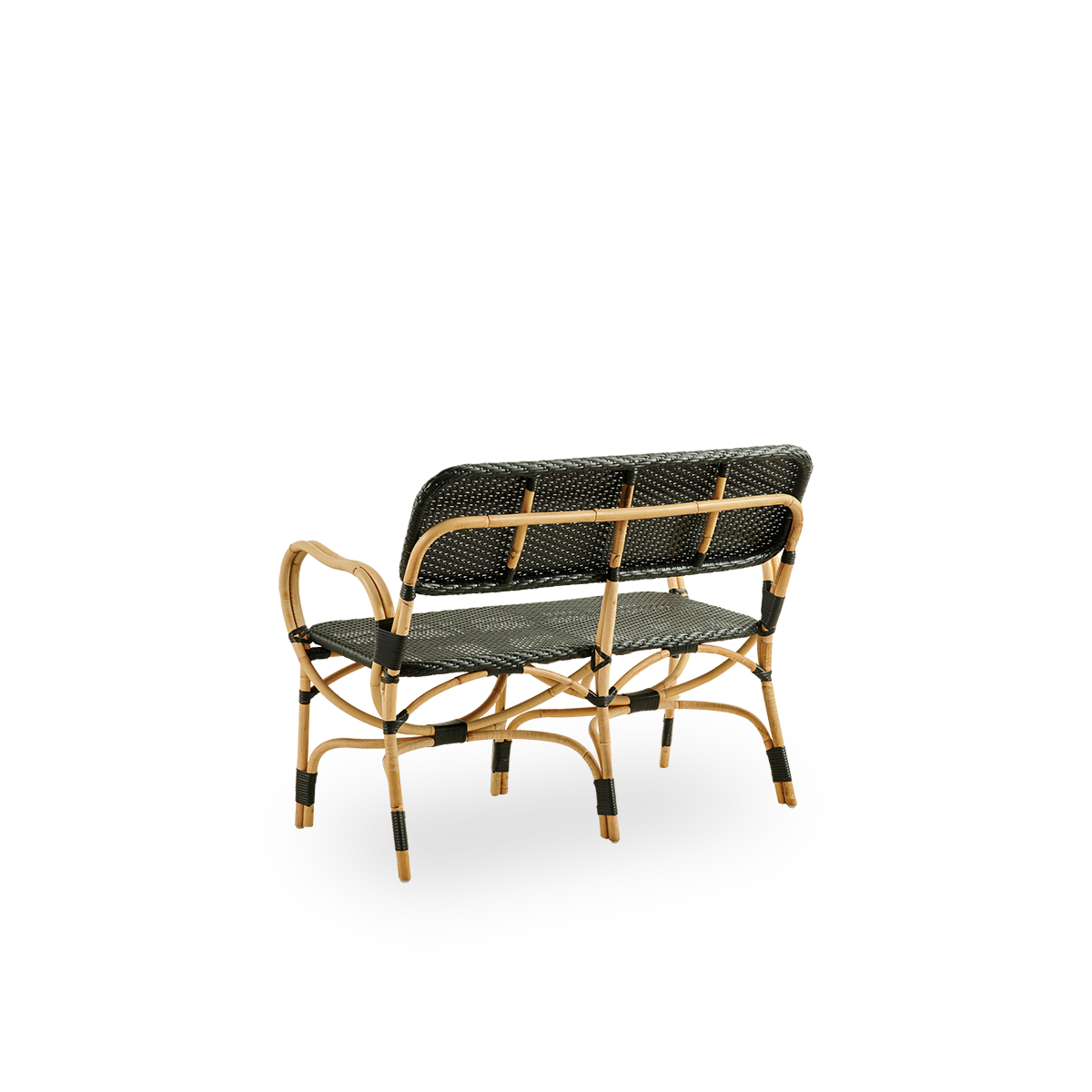 Vista lateral trasera del banco Bistro con diseño elegante y tejido de ArtFibre negro. Estructura de ratán con asiento tejido en ArtFibre. El marco curvado de ratán bajo el asiento se extiende hacia los reposabrazos.