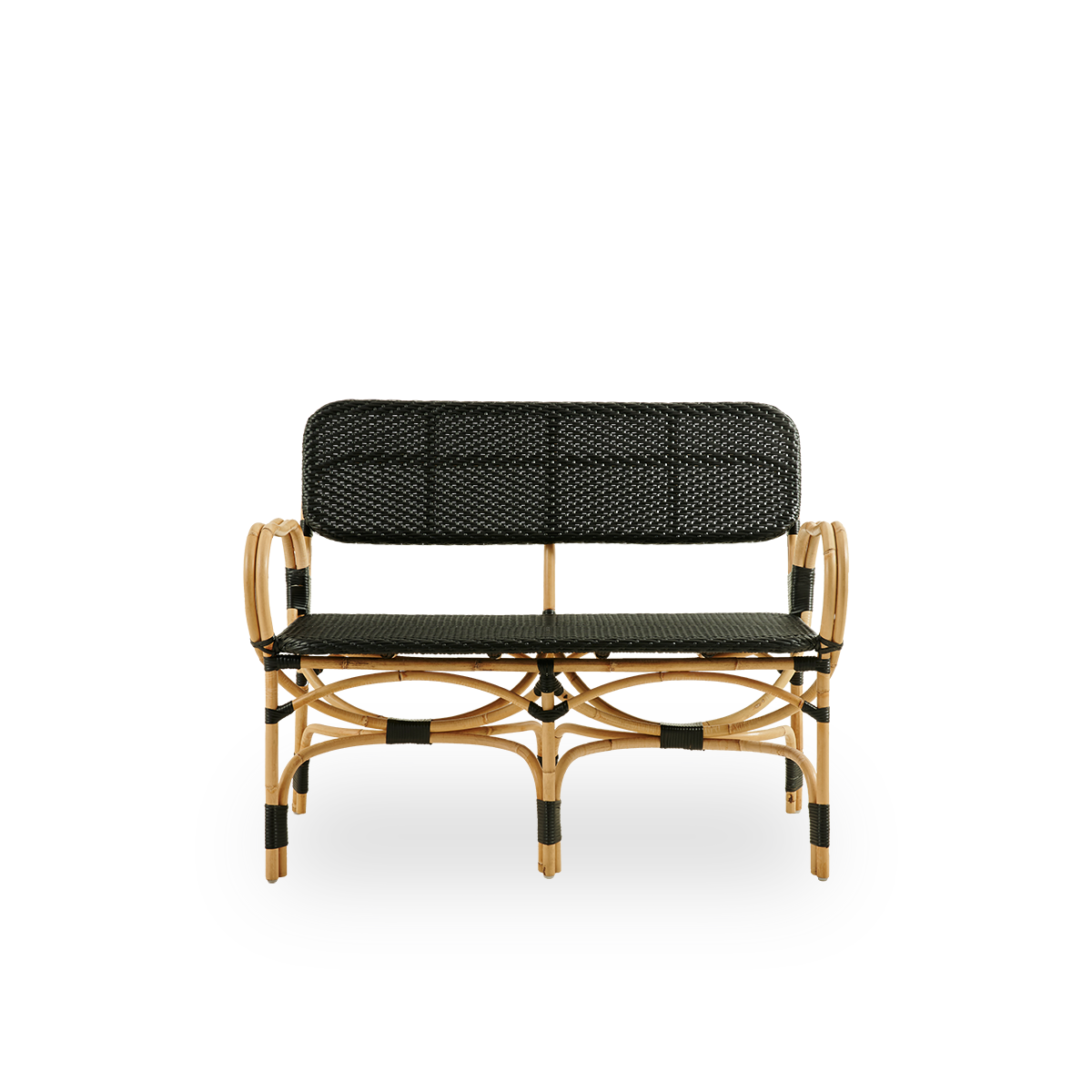 Vista frontal del banco Bistro con diseño elegante y tejido de ArtFibre negro. Estructura de ratán con asiento tejido en ArtFibre. El marco curvado de ratán bajo el asiento se prolonga formando los reposabrazos.