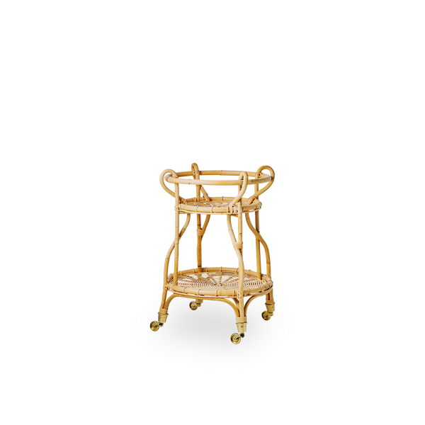 Vista lateral del carrito de ratán Fratellino en color natural, diseñado por Franco Albini & Franca Helg. Elegante carrito de ratán con formas curvas y trenzados detallados, hecho a mano con ratán indonesio de alta calidad.