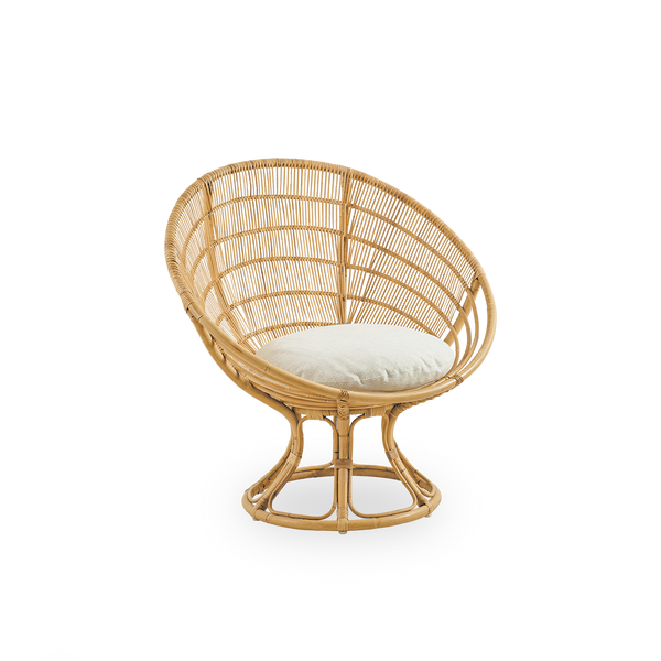 Vista lateral de la silla de lounge Luna, diseñada por Franco Albini & Franca Helg. Silla de lounge redonda con cojín de asiento, hecha a mano con ratán de alta calidad.