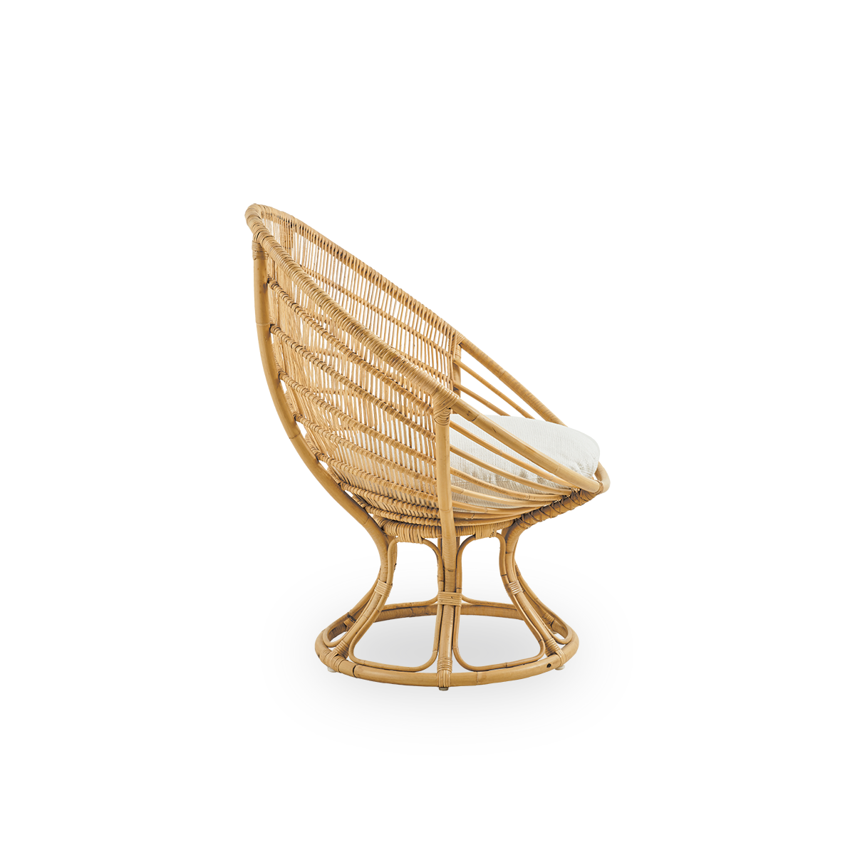 Vista lateral de la silla lounge Luna, diseñada por Franco Albini & Franca Helg. Silla lounge redonda con cojín de asiento, hecha a mano con ratán de alta calidad.