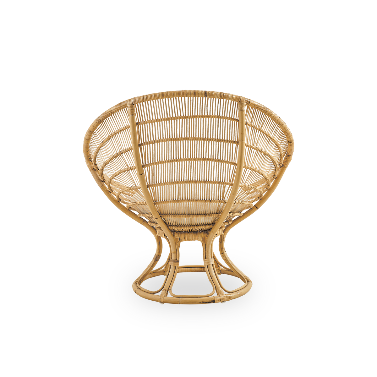 Vista desde atrás del sillón lounge Luna, diseñado por Franco Albini y Franca Helg. Sillón lounge redondo con cojín de asiento, hecho a mano con ratán de alta calidad.