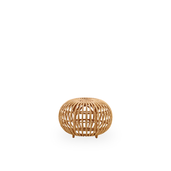Vista lateral del puf pequeño Ø55 cm, diseñado por Franco Albini & Franca Helg. Hecho a mano con ratán de alta calidad en color natural.
