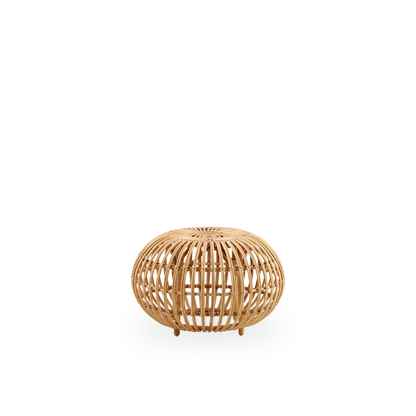 Vista lateral del puf grande Ø65 cm, diseñado por Franco Albini & Franca Helg. Hecho a mano con ratán de alta calidad en color natural.