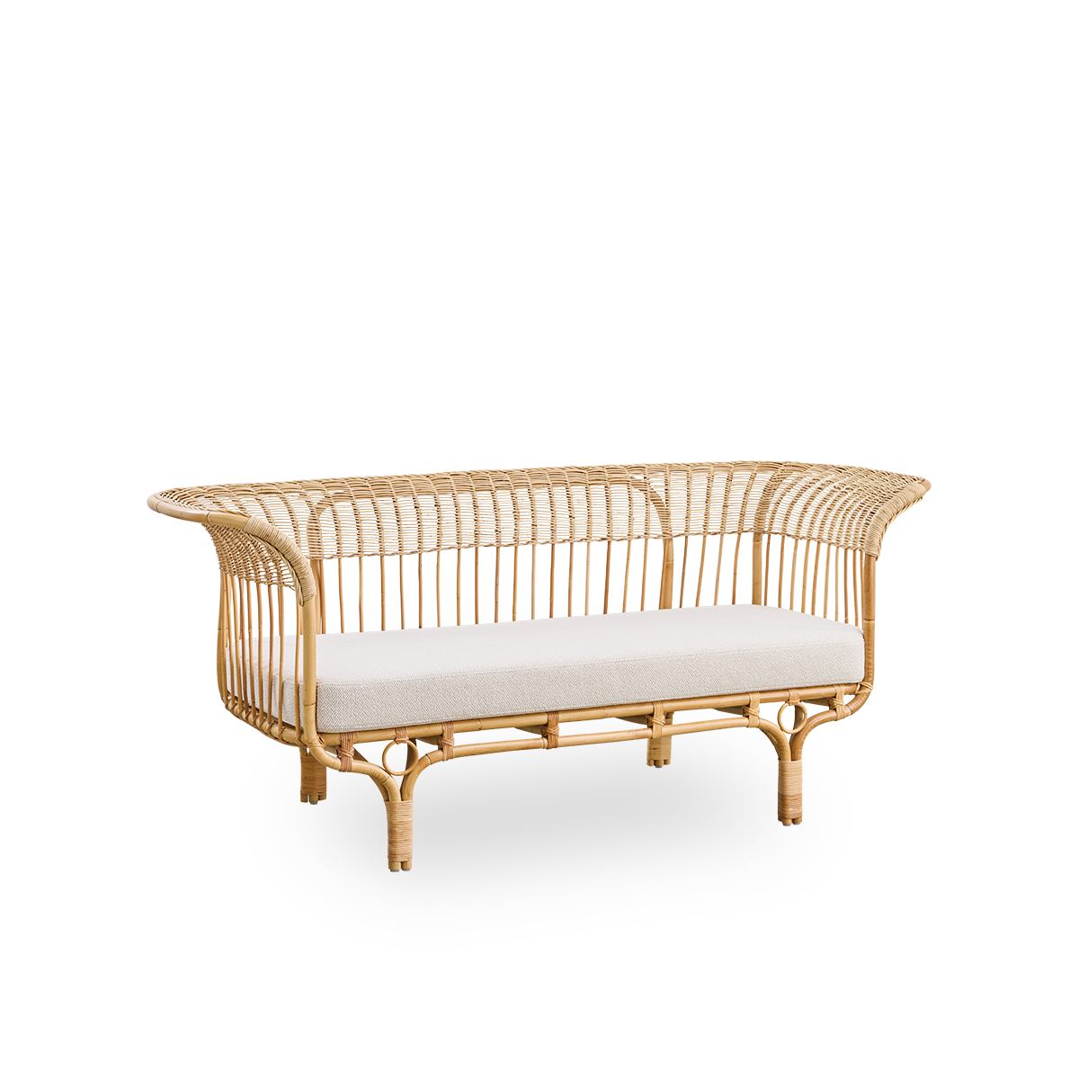 Vista lateral del sofá Belladonna en ratán natural, diseñado por Franco Albini y Franca Helg. El sofá tiene una expresión elegante con patas delgadas y un asiento majestuoso con numerosos detalles de tejido.
