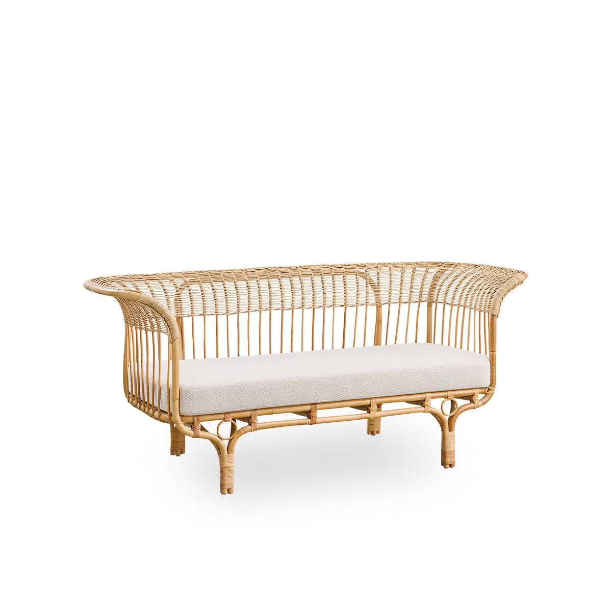 Vista lateral del sofá Belladonna en ratán natural, diseñado por Franco Albini y Franca Helg. El sofá tiene una expresión elegante con patas delgadas y un asiento majestuoso con numerosos detalles de tejido.
