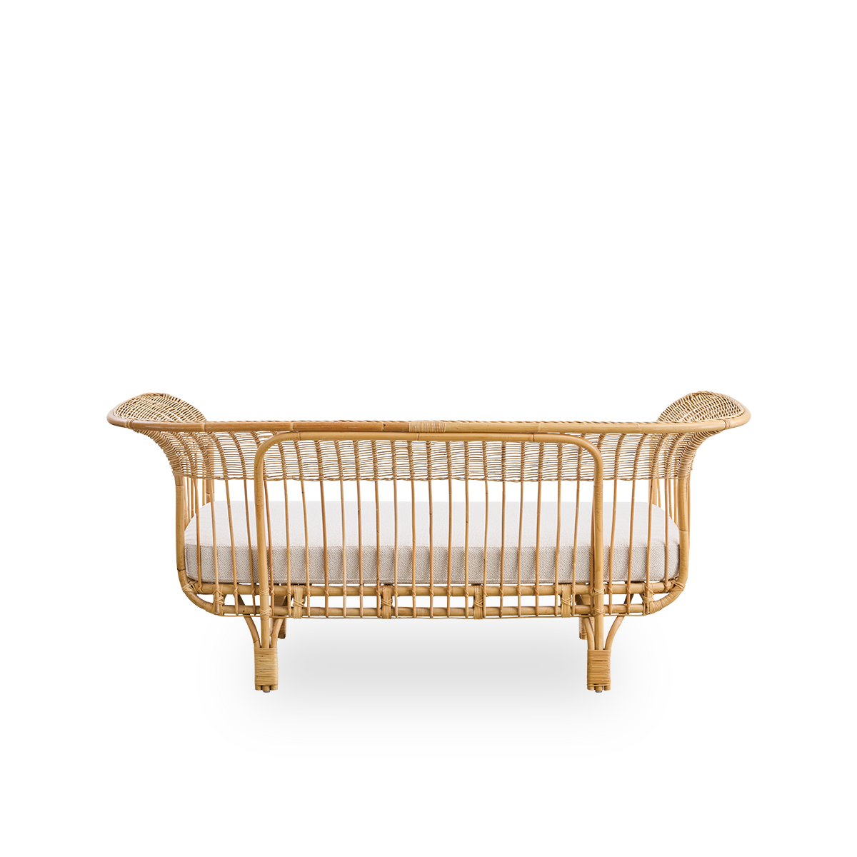 Vista desde atrás del sofá Belladonna de ratán natural, diseñado por Franco Albini y Franca Helg. El sofá tiene una expresión elegante con patas delgadas y un asiento majestuoso con numerosos detalles de trenzado.