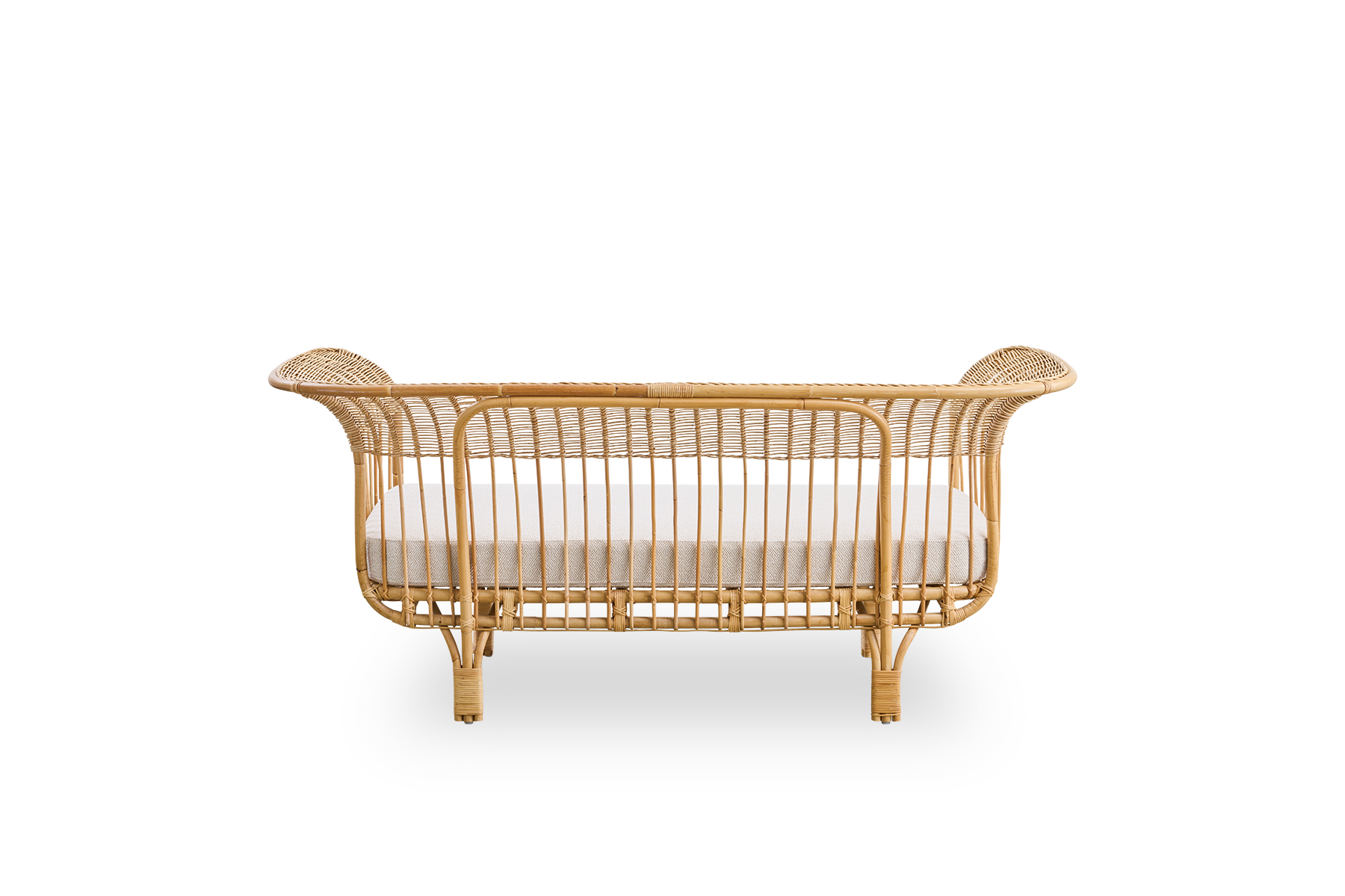 Vista desde atrás del sofá Belladonna de ratán natural, diseñado por Franco Albini y Franca Helg. El sofá tiene una expresión elegante con patas delgadas y un asiento majestuoso con numerosos detalles de trenzado.