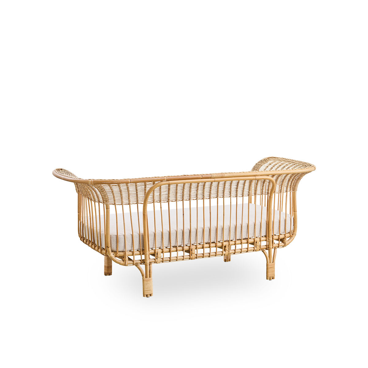 Vista lateral trasera del sofá Belladonna de ratán natural, diseñado por Franco Albini y Franca Helg. El sofá tiene una expresión elegante con patas delgadas y un asiento majestuoso con muchos detalles de trenzado.