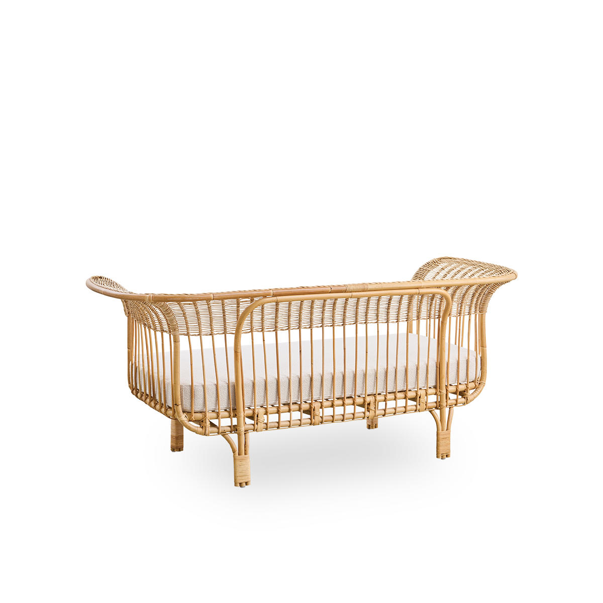 Vista lateral trasera del sofá Belladonna de ratán natural, diseñado por Franco Albini y Franca Helg. El sofá tiene una expresión elegante con patas delgadas y un asiento majestuoso con muchos detalles de trenzado.