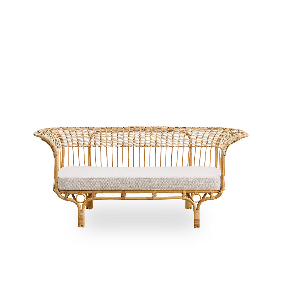 Vista frontal del sofá Belladonna de ratán natural, diseñado por Franco Albini y Franca Helg. El sofá tiene una expresión elegante con patas delgadas y un asiento majestuoso con muchos detalles de trenzado.