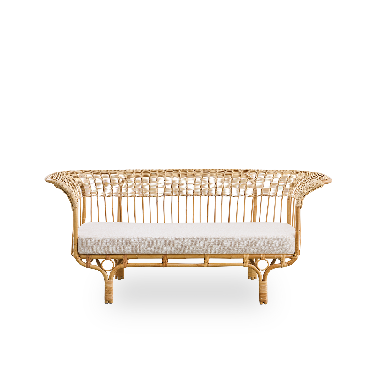 Vista frontal del sofá Belladonna de ratán natural, diseñado por Franco Albini y Franca Helg. El sofá tiene una expresión elegante con patas delgadas y un asiento majestuoso con muchos detalles de trenzado.