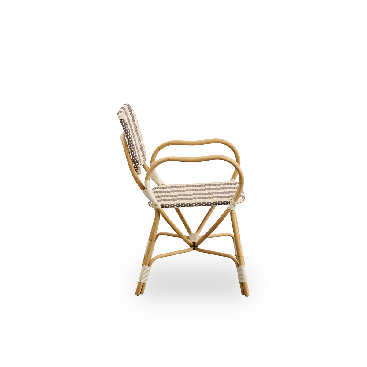 Vista lateral simple de la silla de exterior Bistro, diseñada por Franco Albini y Franca Helg. Estructura de aluminio con apariencia de ratán y asiento y respaldo totalmente tejidos en un patrón de rayas anchas marrón y marfil de ArtFibre.