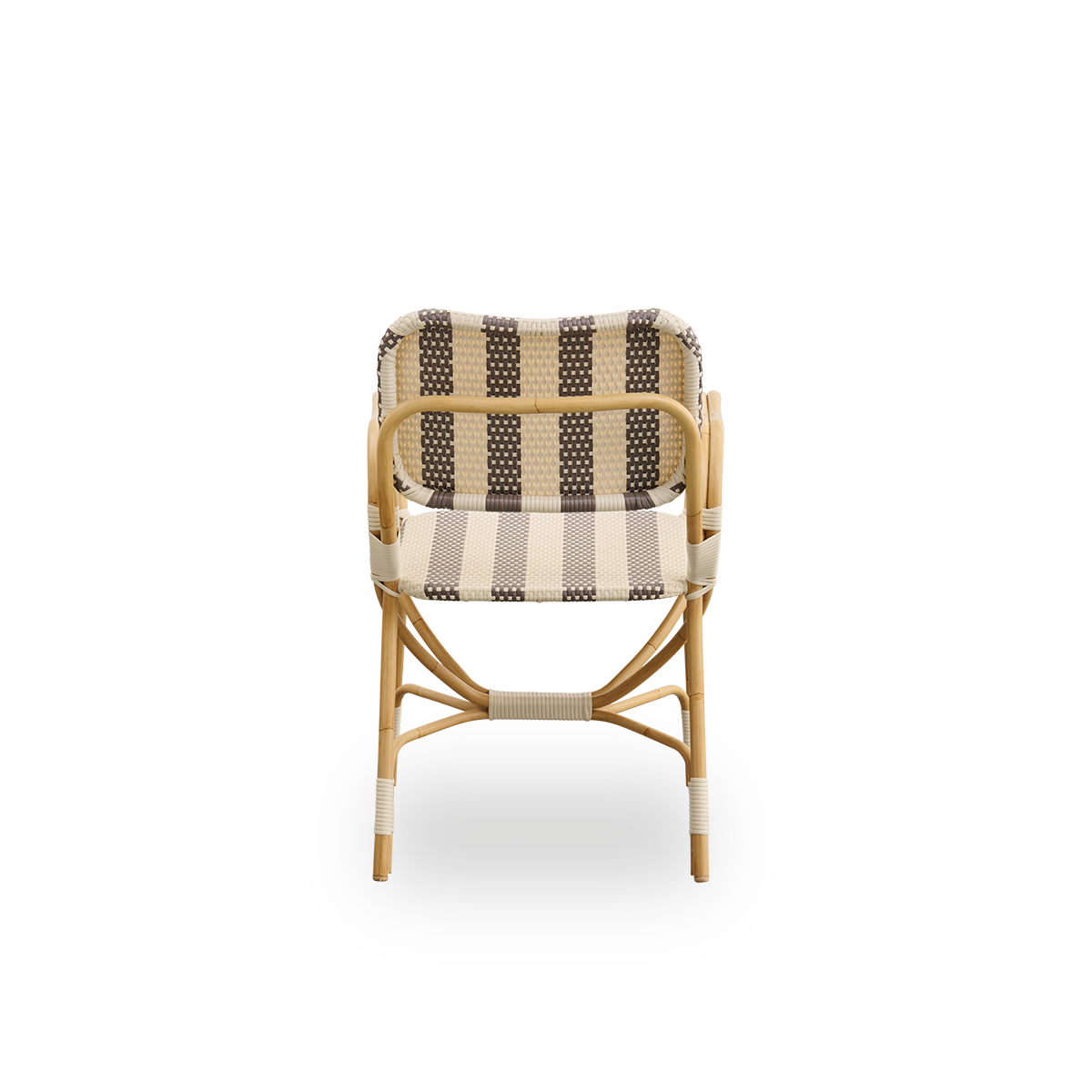 Vista desde atrás de la silla de exterior Bistro, diseñada por Franco Albini y Franca Helg. Estructura de aluminio con aspecto de ratán y asiento y respaldo completamente trenzados en un patrón de rayas anchas en marrón y marfil de ArtFibre.