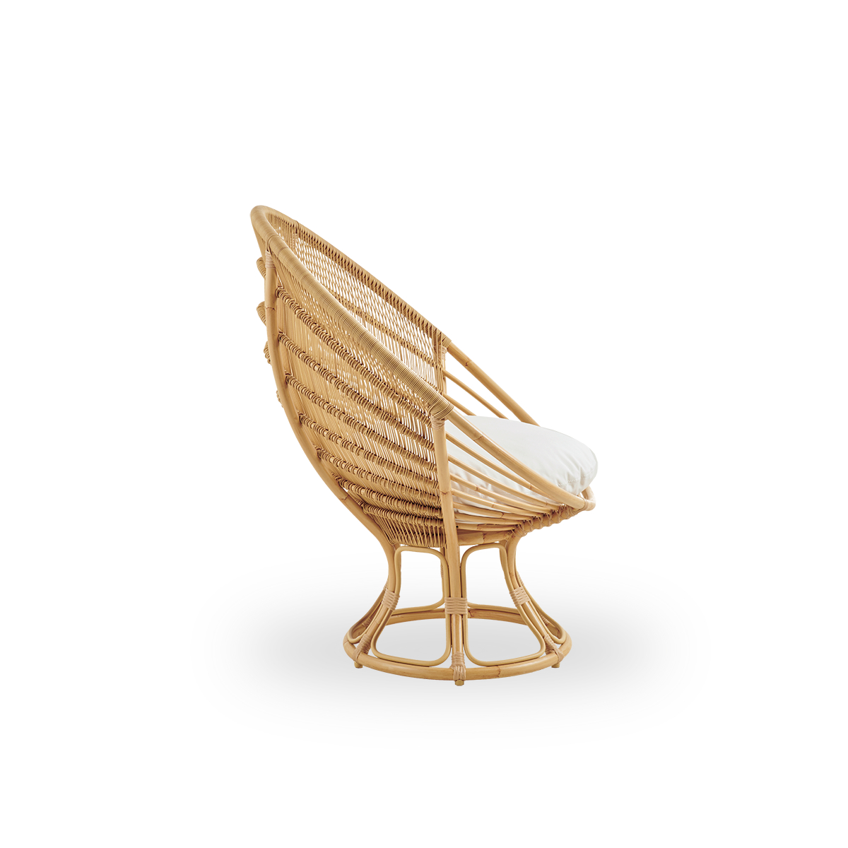 Vista lateral de la silla lounge Luna Exterior, diseñada por Franco Albini & Franca Helg. Silla lounge redonda de exterior con estructura de aluminio en acabado rattan pintado a mano y trenzado ArtFibre.
