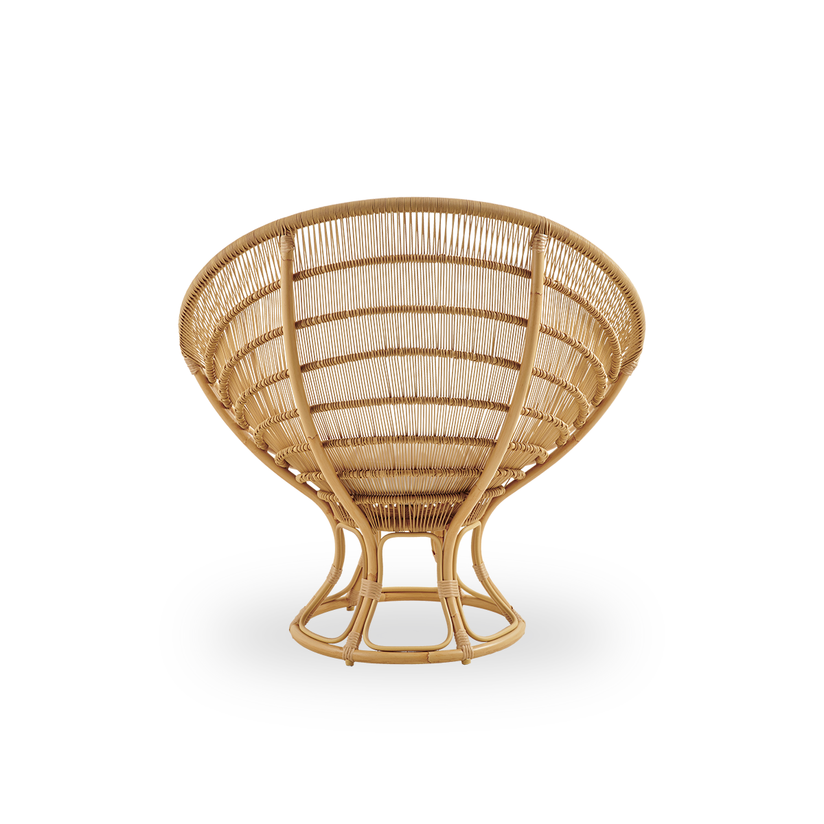 Vista desde atrás del sillón de exterior Luna, diseñado por Franco Albini y Franca Helg. Sillón lounge redondo para exteriores con estructura de aluminio con aspecto de ratán pintado a mano y tejido de ArtFibre.