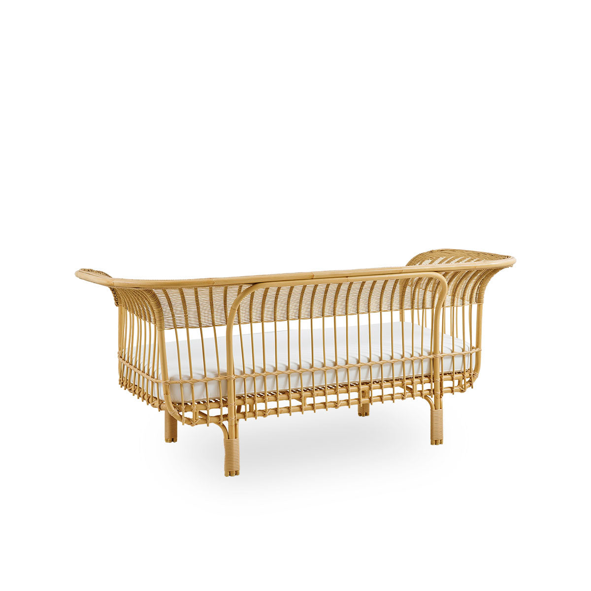 Vista desde atrás del sofá de exterior Belladonna con aspecto de ratán, diseñado por Franco Albini y Franca Helg. El sofá tiene una expresión elegante con patas delgadas y un asiento majestuoso con numerosos detalles de trenzado ArtFibre sobre una estruct