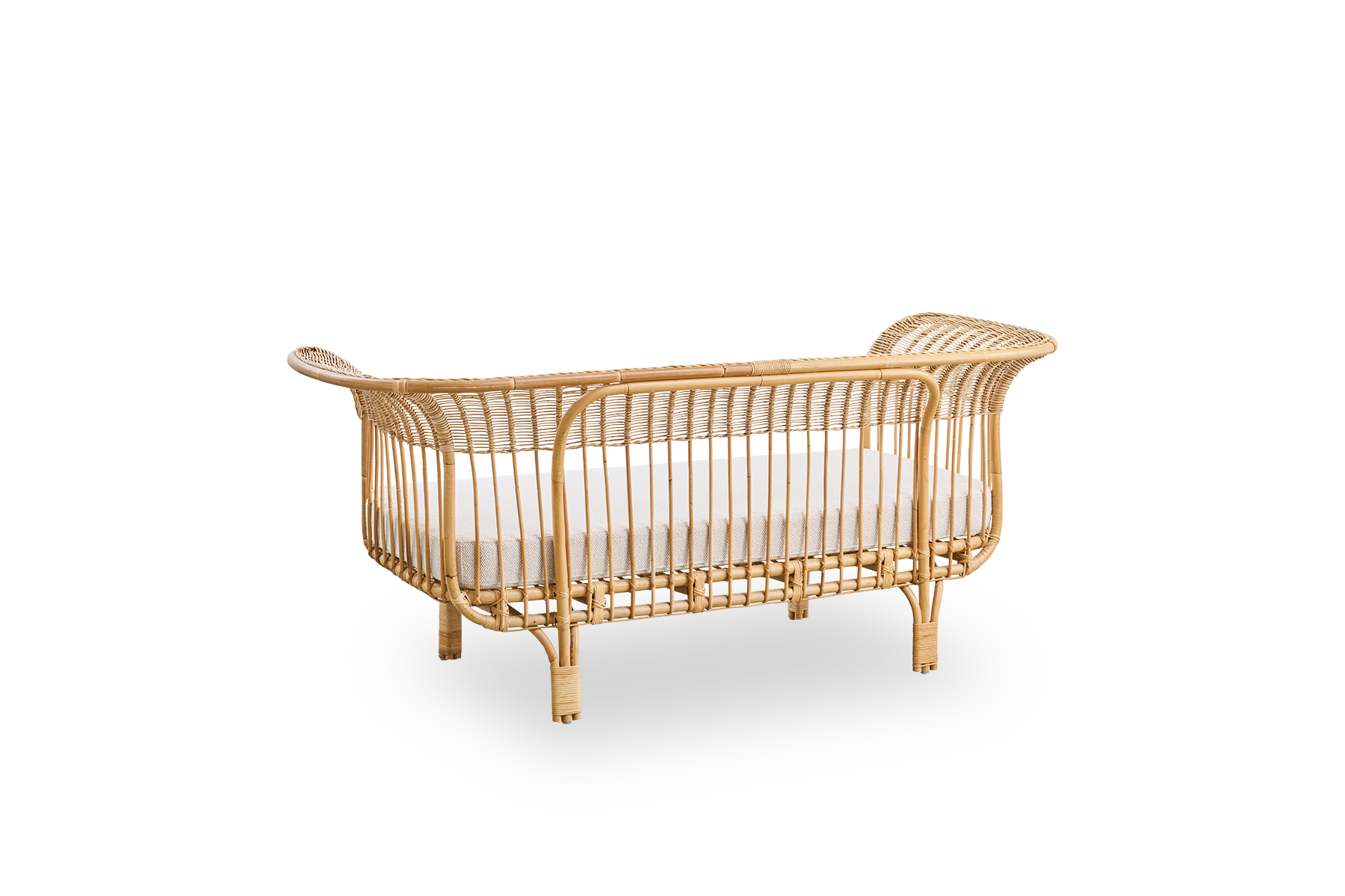 Vista desde atrás del sofá de exterior Belladonna con aspecto de ratán, diseñado por Franco Albini y Franca Helg. El sofá tiene una expresión elegante con patas delgadas y un asiento majestuoso con numerosos detalles de trenzado ArtFibre sobre una estruct