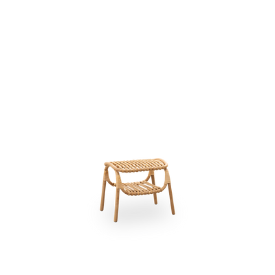 Vista lateral del taburete Machiya, diseñado por Jin Kuramoto e inspirado en las tradicionales casas Machiya japonesas. Hecho a mano con ratán de alta calidad de Indonesia. Ancho 53 cm.
