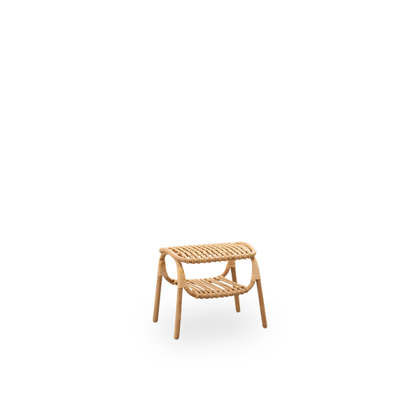 Vista lateral del taburete Machiya, diseñado por Jin Kuramoto e inspirado en las tradicionales casas Machiya japonesas. Hecho a mano con ratán de alta calidad de Indonesia. Ancho 53 cm.