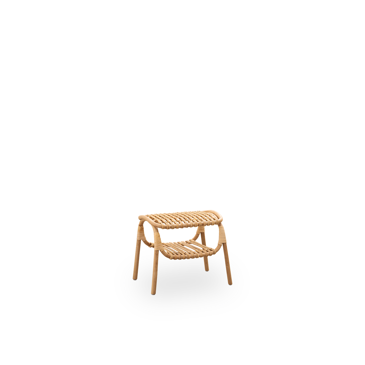 Vista lateral del taburete Machiya, diseñado por Jin Kuramoto e inspirado en las tradicionales casas Machiya japonesas. Hecho a mano con ratán de alta calidad de Indonesia. Ancho 53 cm.