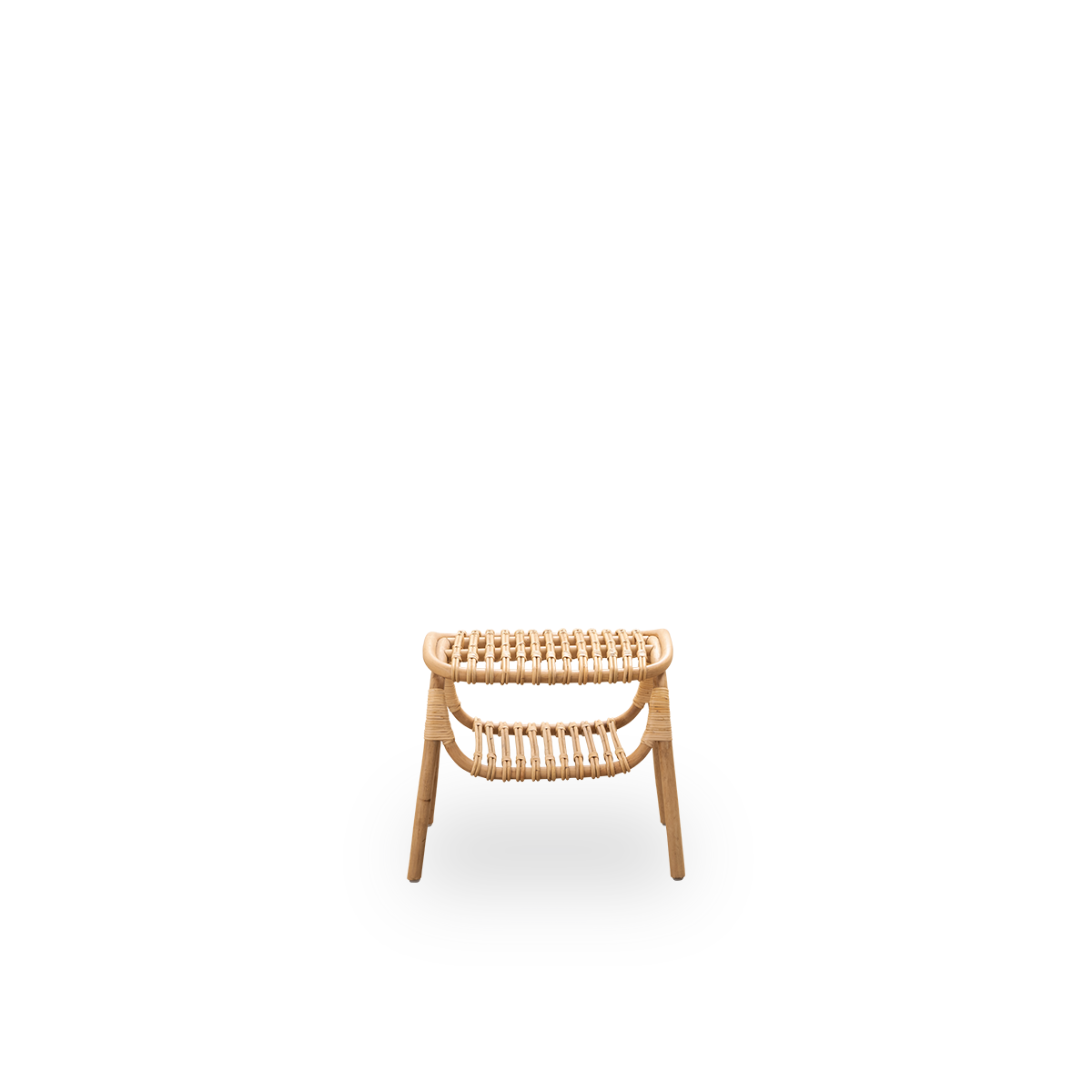 Vista frontal del taburete Machiya diseñado por Jin Kuramoto, inspirado en las casas tradicionales japonesas Machiya.
Hecho a mano con ratán indonesio de alta calidad. Ancho 53 cm.