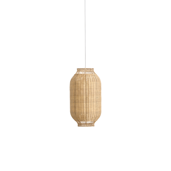 Pantalla de lámpara Kou, diseñada por Jin Kuramoto, pantalla de lámpara inspirada en Japón, hecha a mano en ratán de alta calidad con armazón interior de acero para mayor estabilidad. Altura 50 cm, ancho 28 cm.