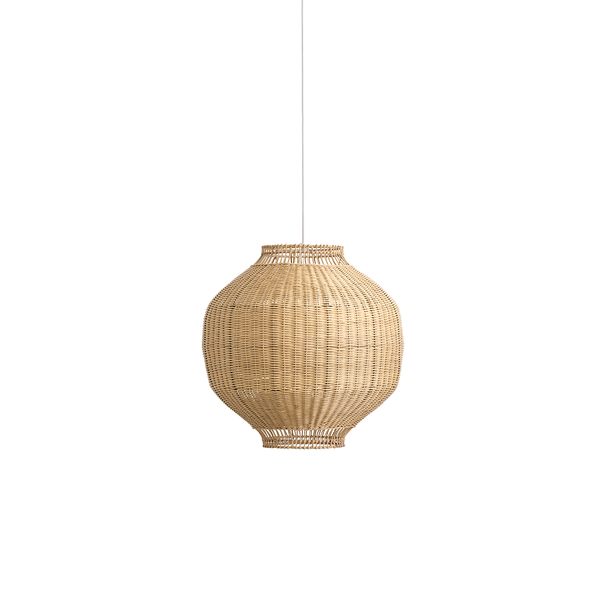 Pantalla de lámpara Tomori de ratán, diseñada por Jin Kuramoto. Pantalla de inspiración japonesa, hecha a mano en ratán con estructura interna de acero que le proporciona buen peso y estabilidad.