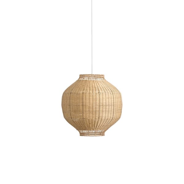 Pantalla de lámpara Tomori de ratán, diseñada por Jin Kuramoto. Pantalla de inspiración japonesa, hecha a mano en ratán con estructura interna de acero que le proporciona buen peso y estabilidad.