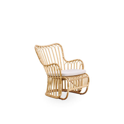 Vista lateral del sillón lounge Tulip, diseñado por Tove Kindt-Larsen, con líneas orgánicas suaves. Hecho a mano con ratán indonesio de alta calidad.