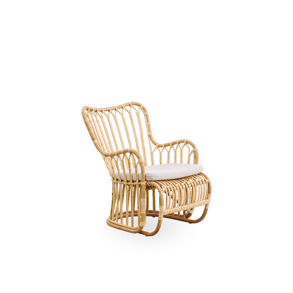 Vista lateral del sillón lounge Tulip, diseñado por Tove Kindt-Larsen, con líneas orgánicas suaves. Hecho a mano con ratán indonesio de alta calidad.
