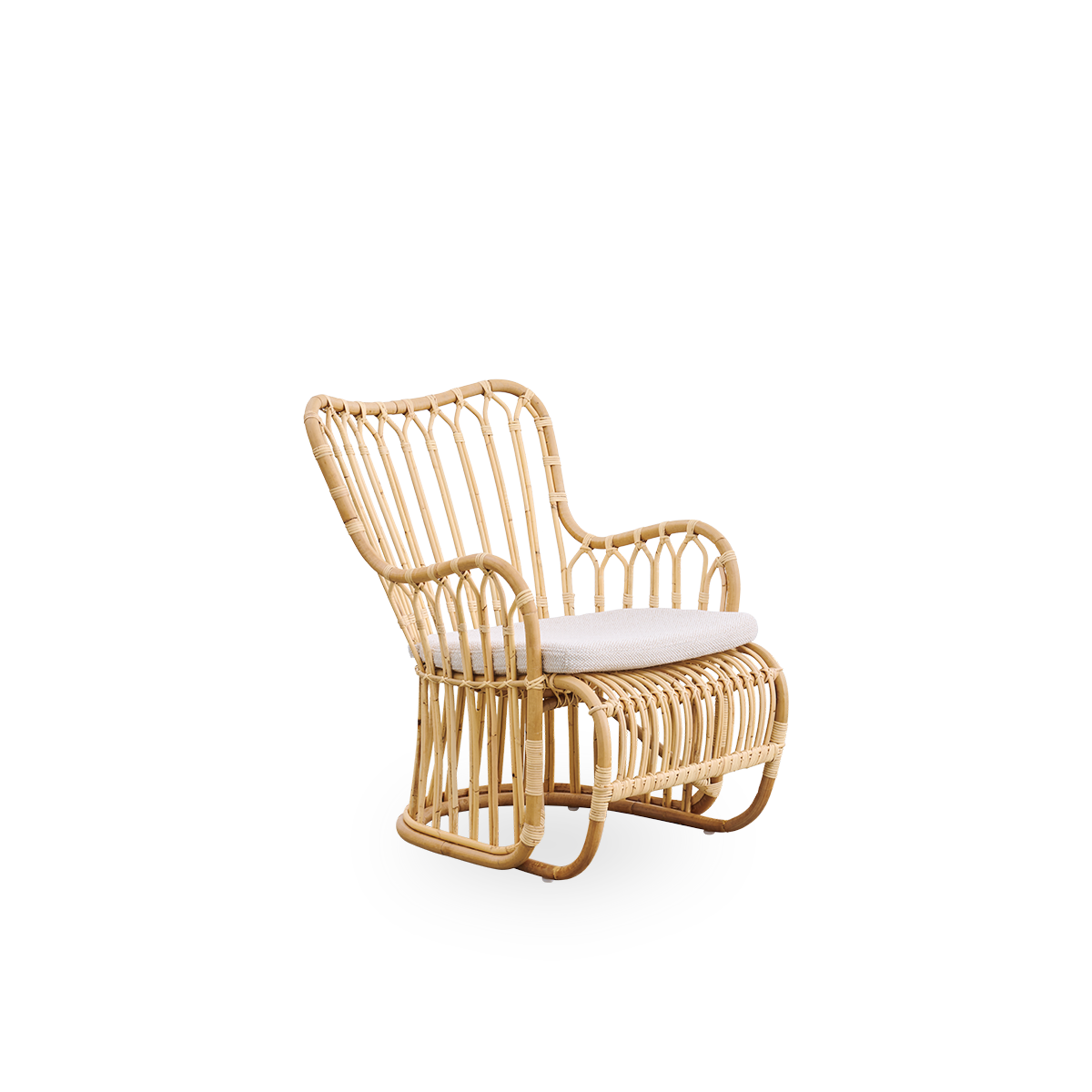 Vista lateral del sillón lounge Tulip, diseñado por Tove Kindt-Larsen, con líneas orgánicas suaves. Hecho a mano con ratán indonesio de alta calidad.