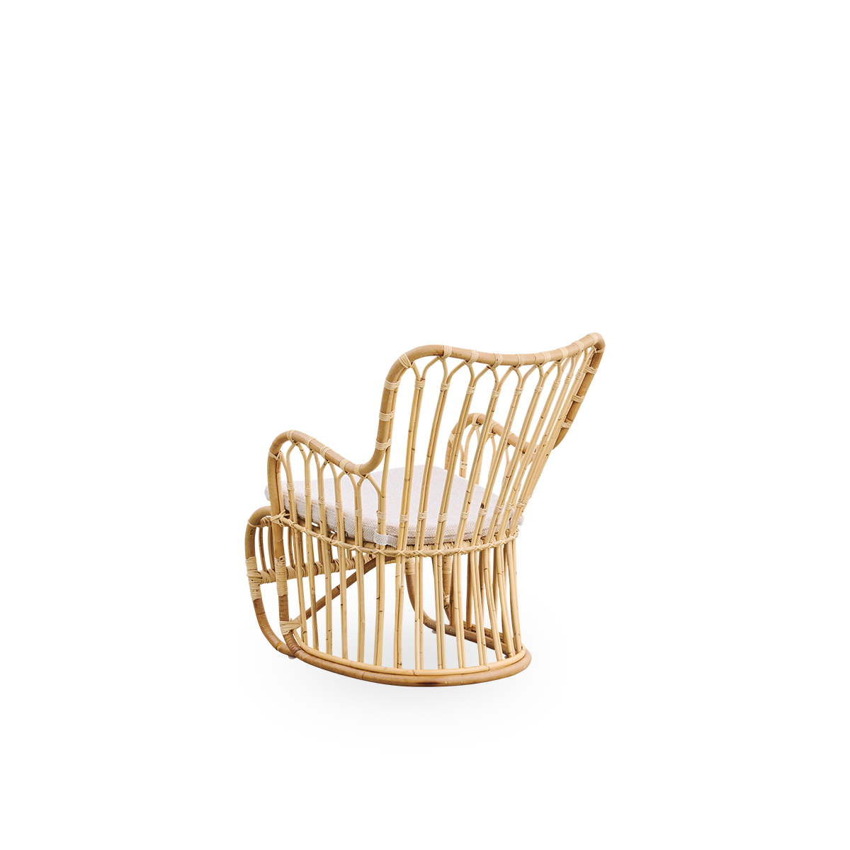 Vista trasera simple del sillón lounge Tulip, diseñado por Tove Kindt-Larsen, con líneas suaves y orgánicas. Hecho a mano con ratán indonesio de alta calidad.