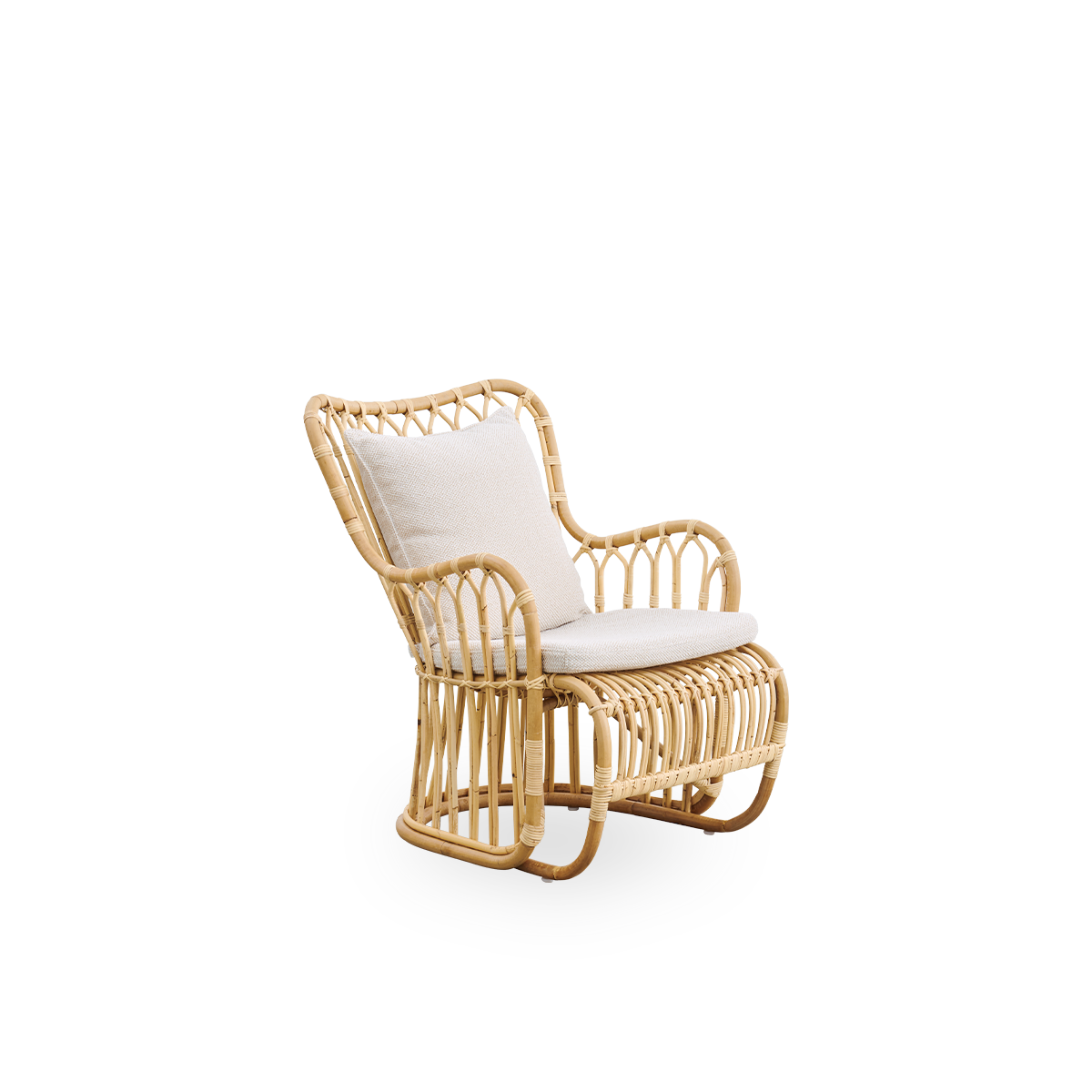 Vista lateral del sillón lounge Tulip, diseñado por Tove Kindt-Larsen, con líneas orgánicas suaves. Hecho a mano con ratán indonesio de alta calidad.