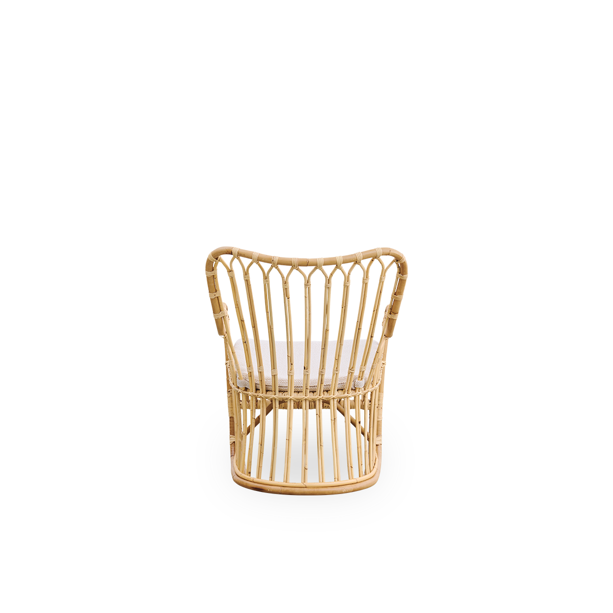 Vista trasera sencilla del sillón lounge Tulip, diseñado por Tove Kindt-Larsen, con líneas suaves y orgánicas. Hecho a mano con ratán indonesio de alta calidad.