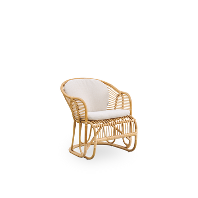 Vista lateral del sillón lounge Swing, diseñado por Tove Kindt-Larsen. Hecho a mano con ratán indonesio de alta calidad y equipado con cojines de asiento y respaldo.
