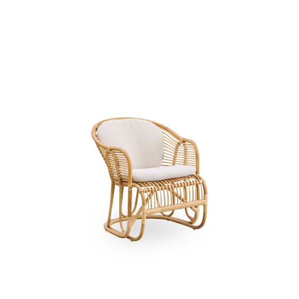 Vista lateral del sillón lounge Swing, diseñado por Tove Kindt-Larsen. Hecho a mano con ratán indonesio de alta calidad y equipado con cojines de asiento y respaldo.