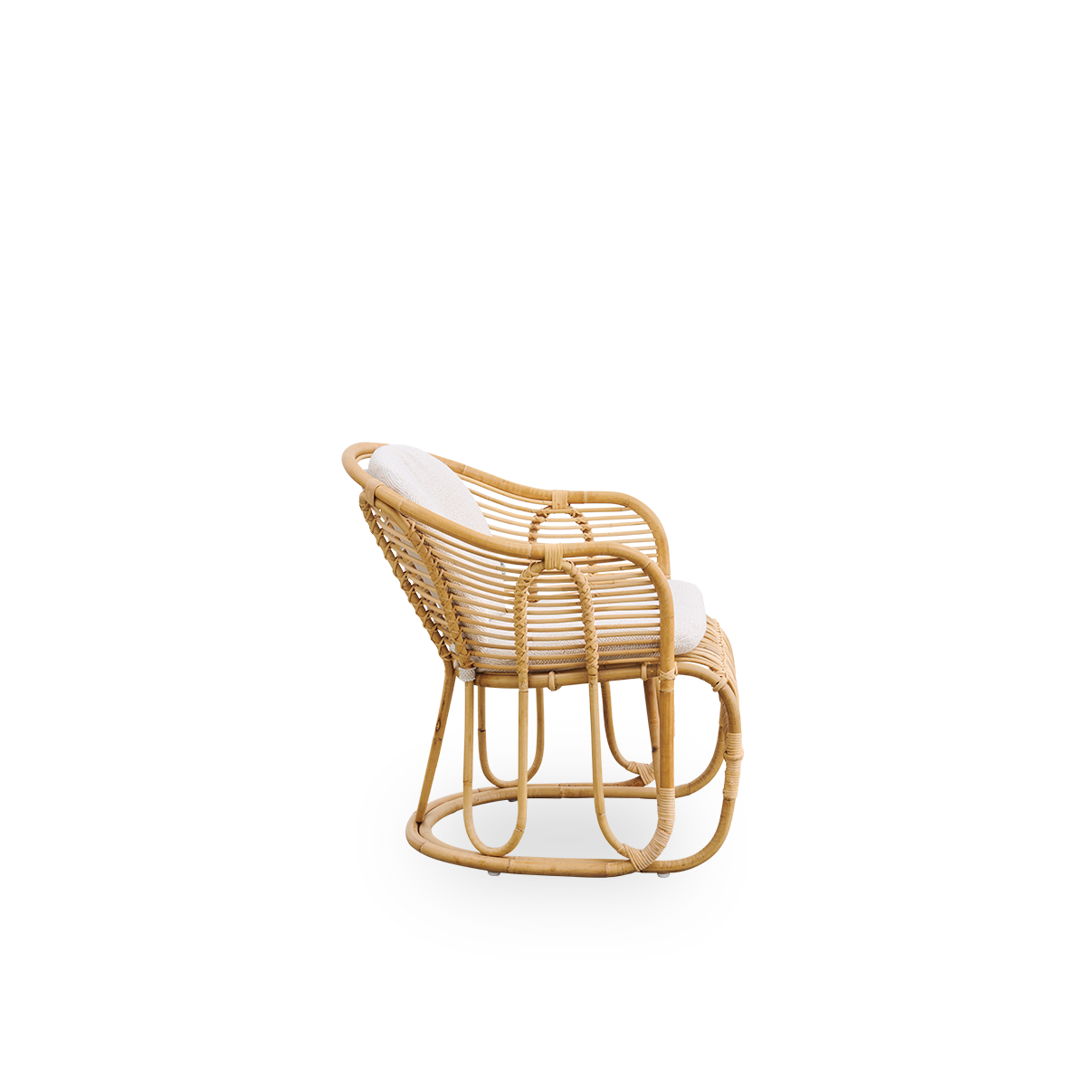 Vista lateral sencilla del sillón lounge Swing, diseñado por Tove Kindt-Larsen. Hecho a mano con ratán indonesio de alta calidad y equipado con cojines de asiento y respaldo.