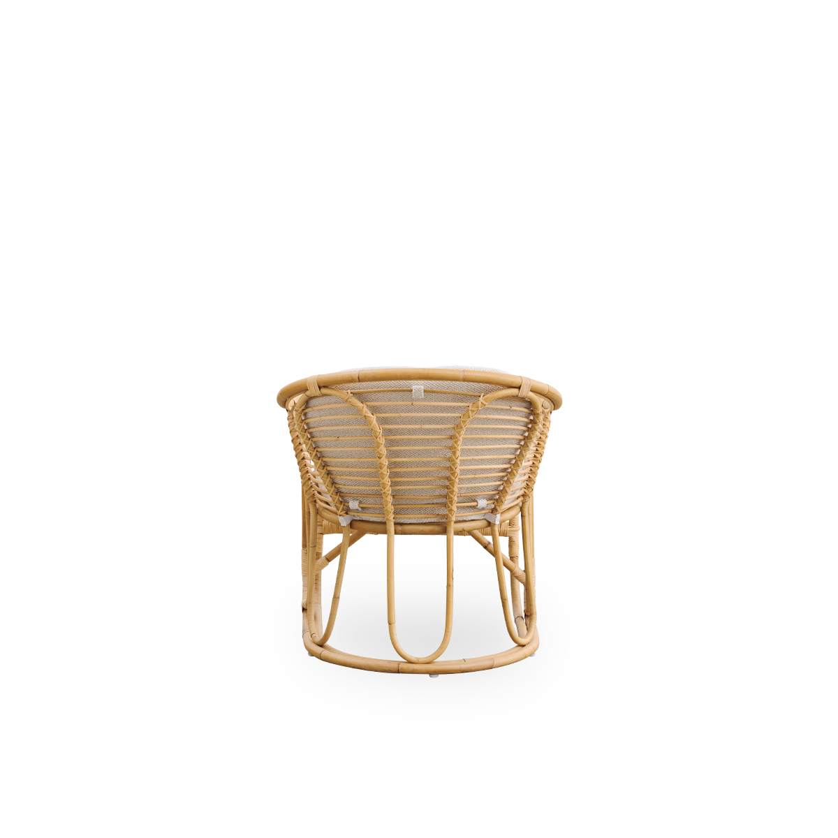 Vista trasera sencilla de la silla lounge Swing, diseñada por Tove Kindt-Larsen. Hecha a mano con ratán indonesio de alta calidad y equipada con cojines de asiento y respaldo.