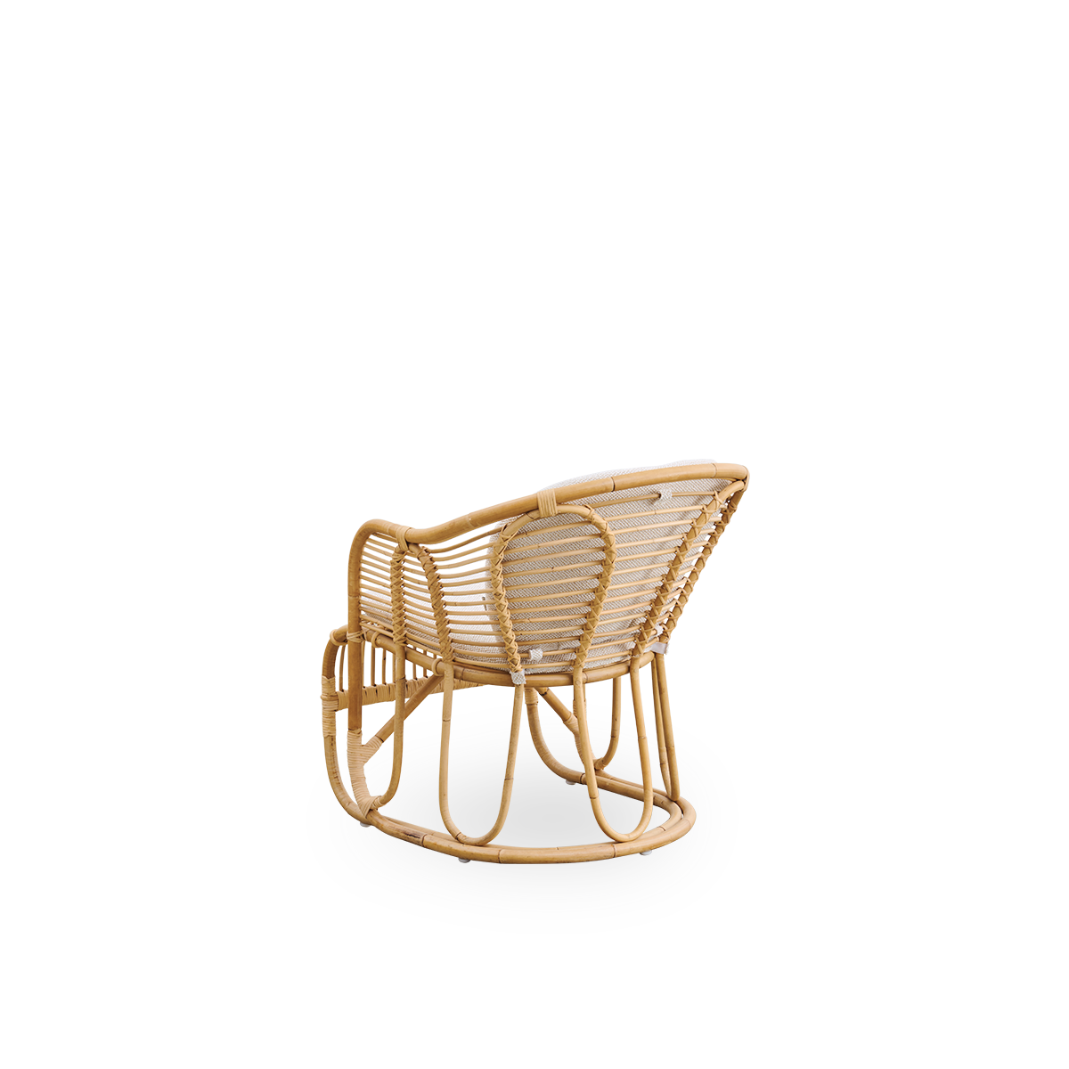 Vista trasera del sillón lounge Swing, diseñado por Tove Kindt-Larsen.
Hecho a mano con ratán indonesio de alta calidad y equipado con cojines de asiento y respaldo.