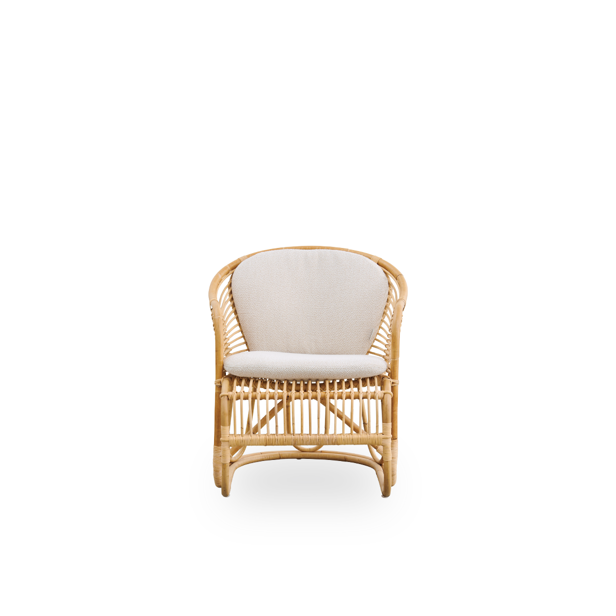 Vista frontal del sillón lounge Swing diseñado por Tove Kindt-Larsen.
Hecho a mano con ratán indonesio de alta calidad y equipado con cojines de asiento y respaldo.