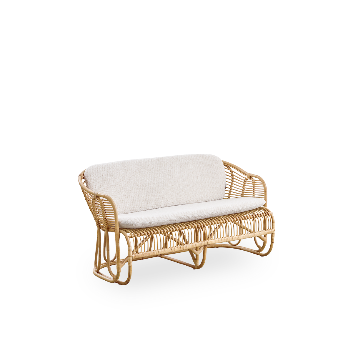 Vista lateral del sofá Swing de 2 plazas, diseñado por Tove Kindt-Larsen. Hecho a mano con ratán indonesio de alta calidad y equipado con cojines de asiento y respaldo.