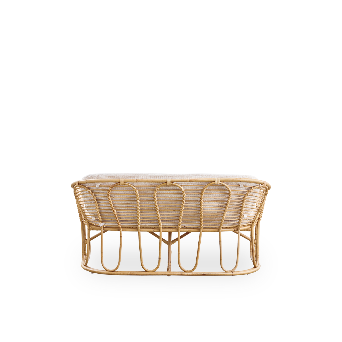 Vista trasera sencilla del sofá Swing de 2 plazas, diseñado por Tove Kindt-Larsen. Hecho a mano con ratán indonesio de alta calidad y equipado con cojines de asiento y respaldo.