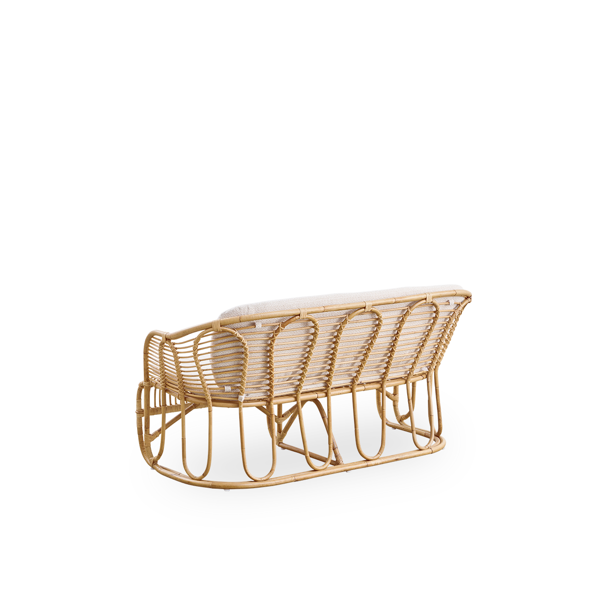 Vista trasera del sofá Swing de 2 plazas, diseñado por Tove Kindt-Larsen.
Hecho a mano con ratán indonesio de alta calidad y equipado con cojines de asiento y respaldo.