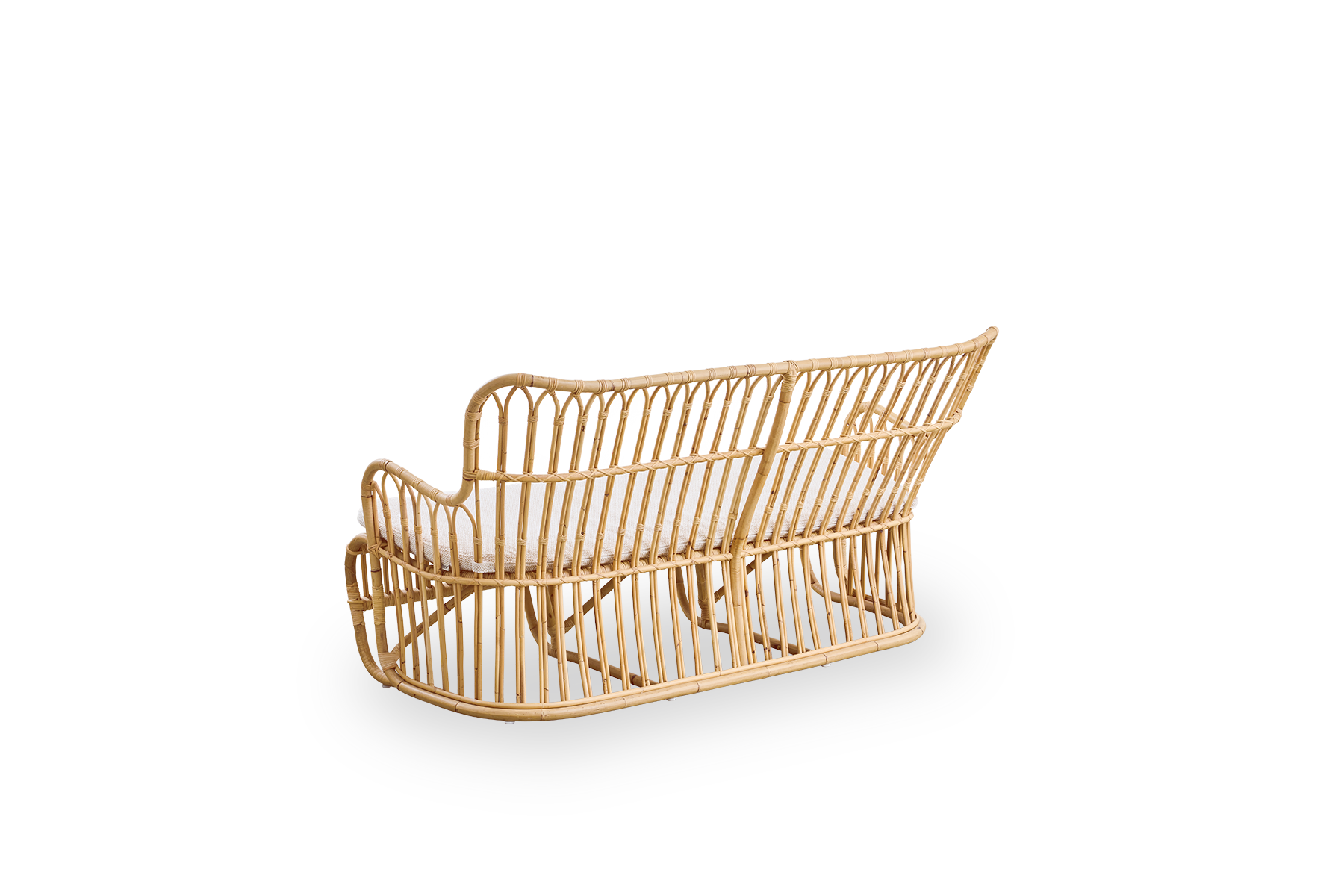 Vista trasera simple del sofá de mimbre Tulip, diseñado por Tove Kindt-Larsen, con líneas suaves y orgánicas. Hecho a mano con ratán indonesio de alta calidad.