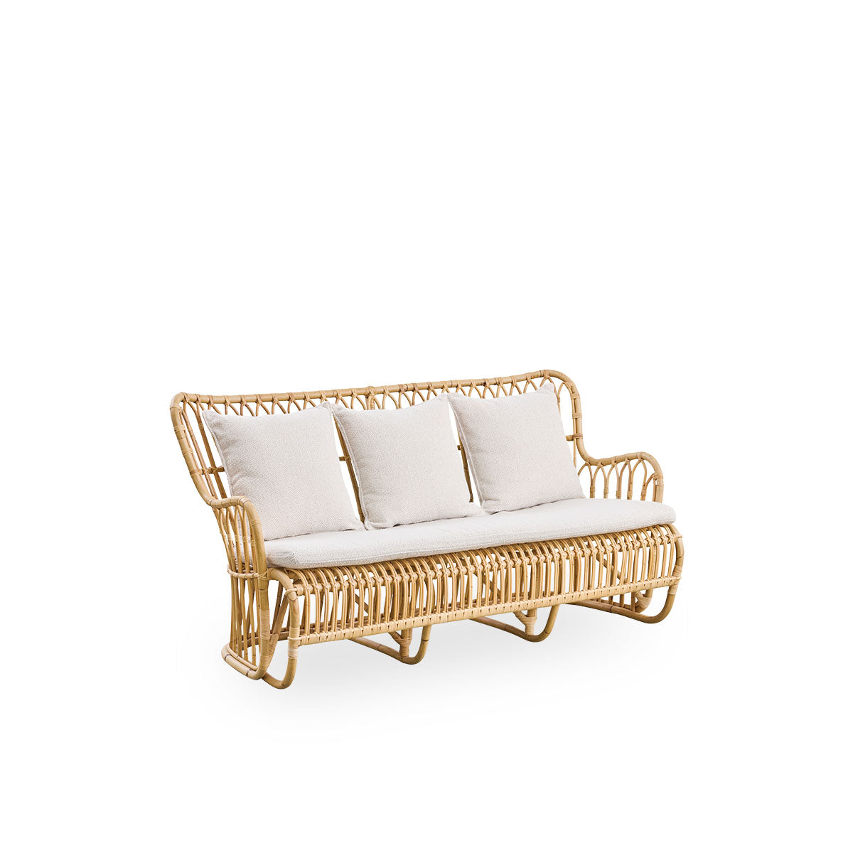 Vista lateral del sofá de mimbre Tulip, diseñado por Tove Kindt-Larsen, con líneas orgánicas suaves. Hecho a mano con ratán indonesio de alta calidad.