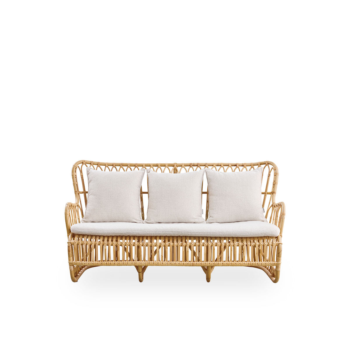 Vista frontal del sofá de mimbre Tulip diseñado por Tove Kindt-Larsen, con suaves líneas orgánicas.
Hecho a mano con ratán indonesio de alta calidad.