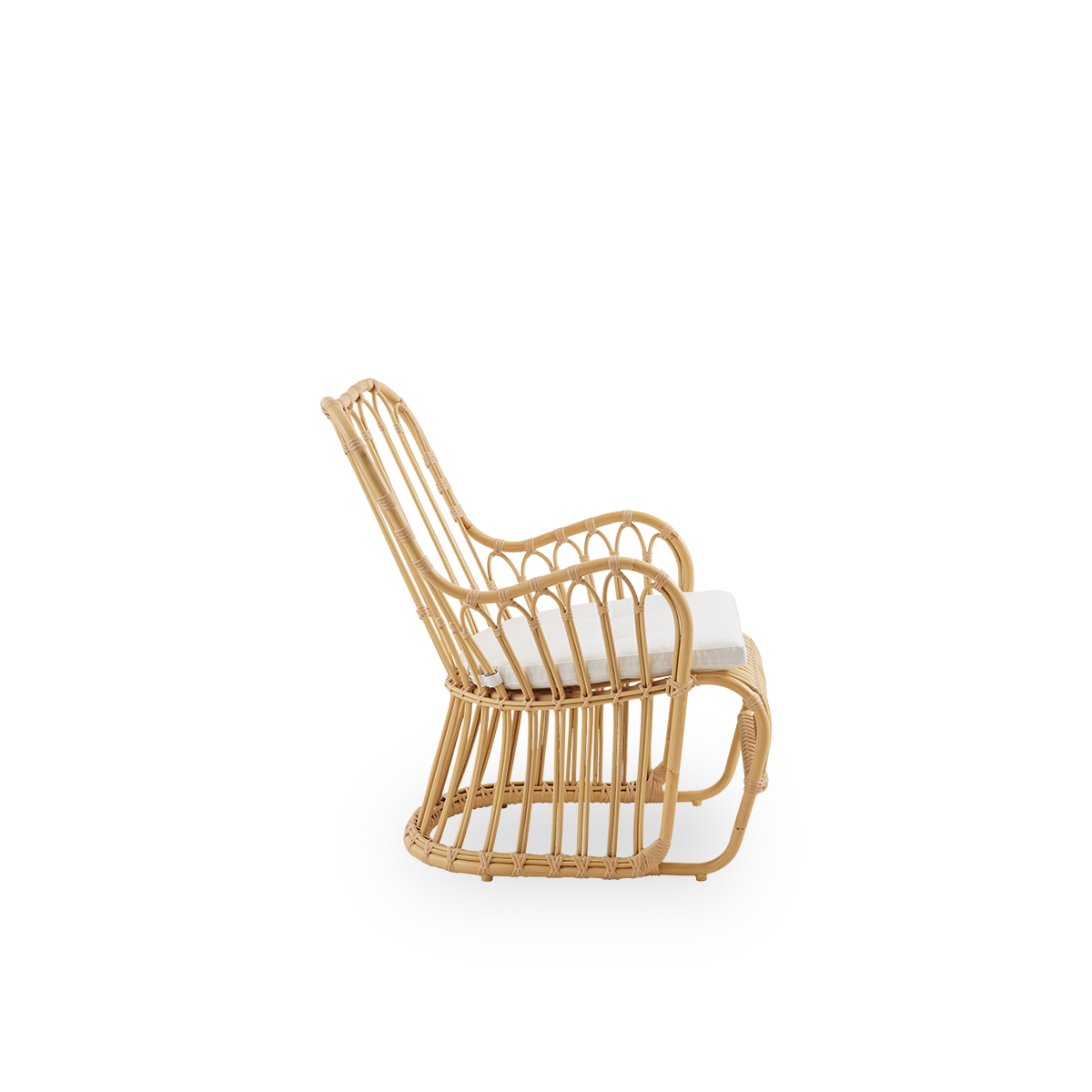 Vista lateral sencilla del sillón lounge exterior Tulip, diseñado por Tove Kindt-Larsen, con suaves líneas orgánicas. Estructura de aluminio con apariencia de ratán y uniones de ArtFibre.