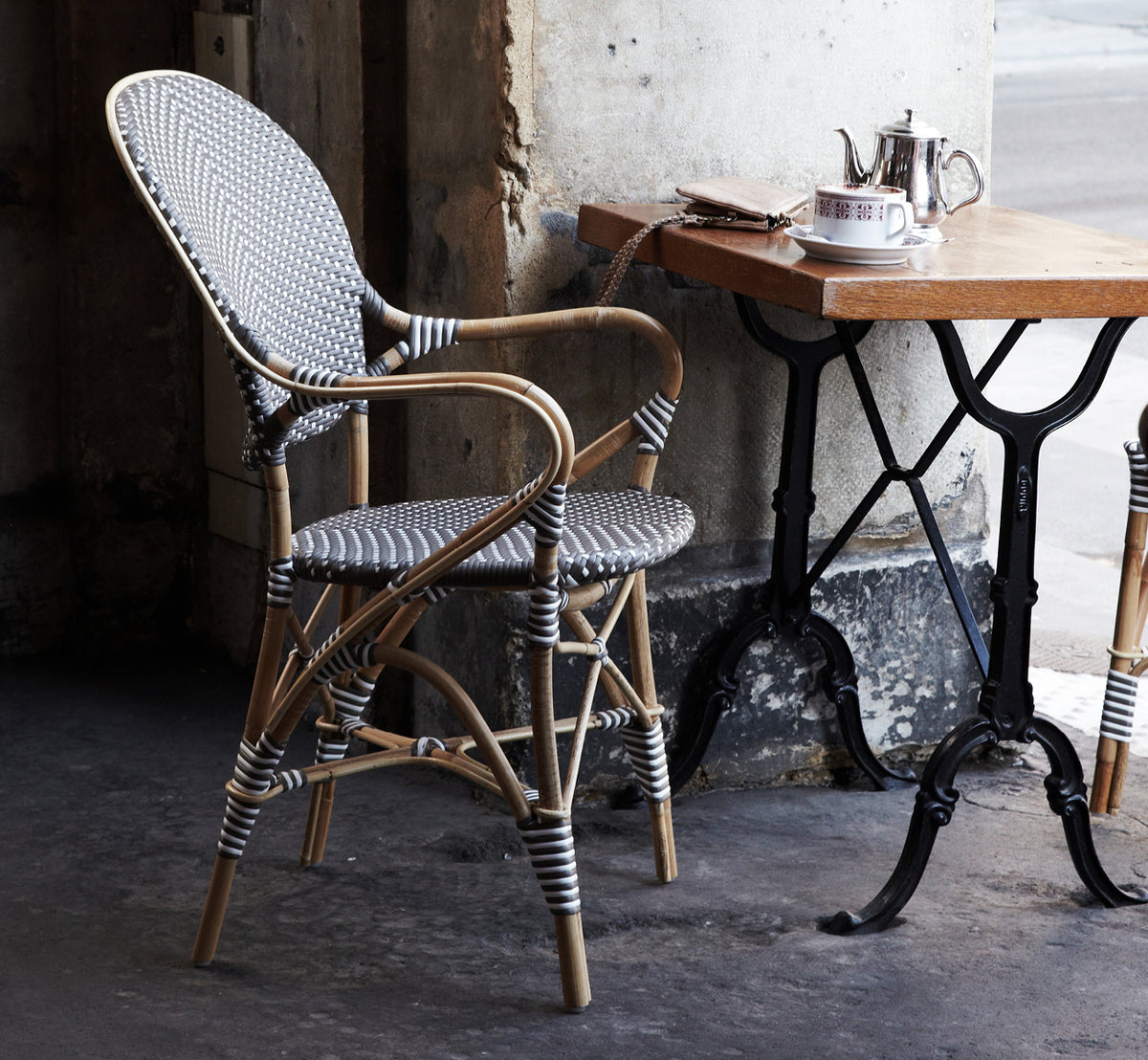 Esta es una imagen de estilo de vida de Isabell sillón de comedor en cappuccino w white dot ArtFibre skin on rattan frame, en un luminoso comedor con.